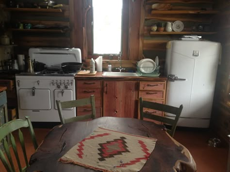 Old Small House Interior, Cozy Vintage Kitchen, Vintage Cabin Interior, Small Cabin Interiors Rustic Simple, Vintage Cabin Kitchen, Cabin Kitchen Table, Simple Country House, Chambers Stove, Small Country Kitchen