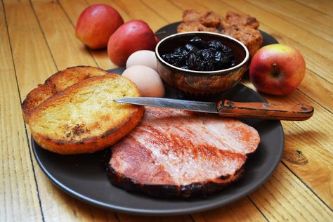 Breakfast on the Wall from "A Feast of Ice and Fire: The Official Game of Thrones Companion Cookbook" (this is a must have for Game of Thrones fans!). My bf knows the best how to make me happy ♥♥♥ #GoT #gameofthrones #breakfast #medieval Dnd Breakfast, Gothic Breakfast, Medieval Breakfast, Medieval Food Recipes, Fantasy Breakfast, Tavern Food, Skyrim Food, Breakfast Feast, Medieval Feast