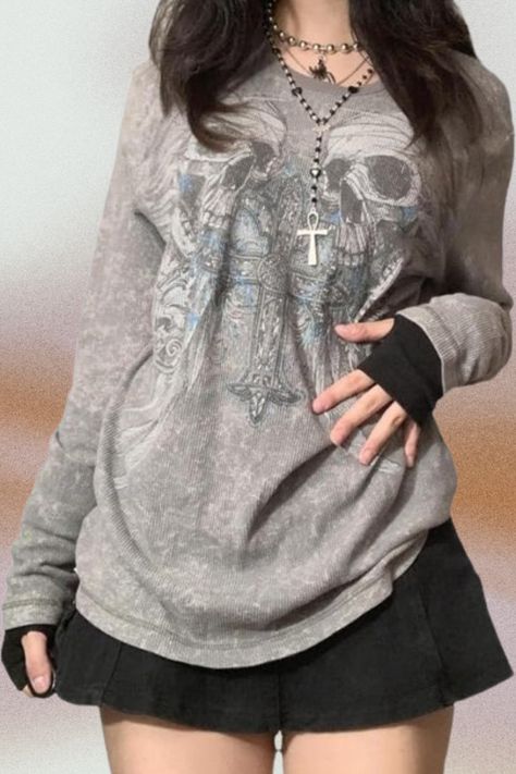 Round neck, letter print, long sleeve, drop shoulder, oversized tees, pullovers, fashionable. #amazon #amazonfinds #amazonbestsellers #tee #top #shirt #roundneck #longsleeve #graphicprint #dropshoulder #oversized #gothic #y2k #skull #cross #grey Gothic Tops Women, Shirt With Chains, Grunge Long Sleeve, Styl Grunge, Punk Style Outfits, Vintage Mall, Casual Halloween, Gothic Tops, Y2k Long Sleeve