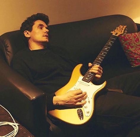 Guitar Man Aesthetic, John Mayer Photoshoot, Male Musician Aesthetic, John Mayer Aesthetic, Musician Photoshoot Ideas, Guitarist Style, Guitar Pose, John Mayer Guitar, Musician Photoshoot