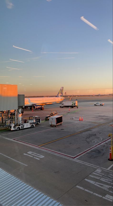 Working At Airport, Airport Wallpaper, Airport Vibes Aesthetic, Airport Crush Aesthetic, Airport Vibes, Plane Airport Aesthetic, Airport Aethestic, Airport Sunset, Travel Aesthetic Airport