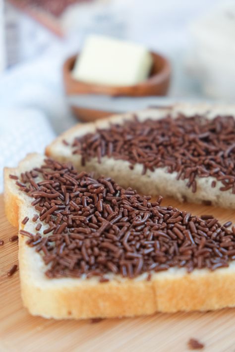 Dutch Hagelslag (Bread with Chocolate Sprinkles) Dutch Breakfast, Dutch Desserts, Stollen Recipe, Quick And Easy Sweet Treats, German Bakery, Bread With Chocolate, International Desserts, Fairy Bread, Foreign Food