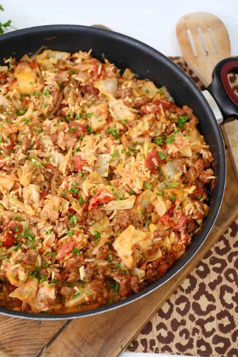 Loaded Cabbage, Cabbage Casserole Recipes, Kielbasa Recipes, Meat Casserole, Cabbage And Sausage, Cabbage Casserole, One Pot Dinners, Cheesy Casserole, Beef And Rice