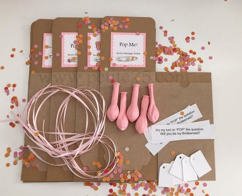 17 Fun Ways to Ask 'Will You Be My Bridesmaid?' ? Bridesmaid Question, Diy Pop, Balloon Invitation, Balloon Kits, Diy Wedding Gifts, Bridal Favors, Mini Balloons, Balloon Kit, Inside Door