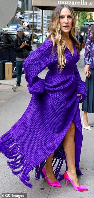 Hot Pink Knitted Dress, Sarah Jessica Parker Perfume, Carrie Bradshaw Blue Shoes, Pink Court Shoes, Sarah Jessica Parker Hair Color 2022, Sarah Jessica Parker Just Like That, Purple Knit Dress, Hot Pink Shoes, Knit Gown