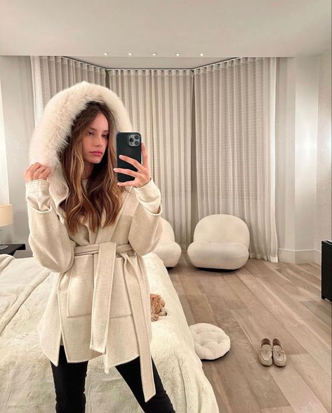 Cream Fur Jacket Outfit, Fur Jacket Outfit, Beautiful Style, Quiet Luxury, Cream Recipes, Winter Clothes, Faux Fur Coat, Fur Collar, Fur Collars