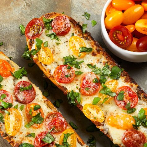 Tomato Garlic Bread, French Bread Pizza Recipes, Pesto Bread, Garlic Bread Pizza, French Bread Recipe, French Bread Pizza, Baguette Bread, Pesto Pizza, Stonewall Kitchen