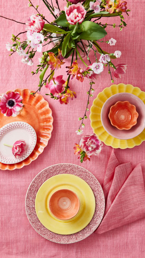 Let the Easter table be an explosion of colors and patterns. Create a warm, festive table setting and enjoy good food and family time. Aren't you the Easter host this year? Explore our range of gifts and bring an Easter greeting to someone you care about. Art Deco Table Setting, Yellow Pink Table Setting, Apricot Table Setting, Colourful Flowers Table Setting, Kitsch Table Setting, Aesthetic Kitchenware, Anthropologie Placemat, Apartment 2023, Easter Table Setting