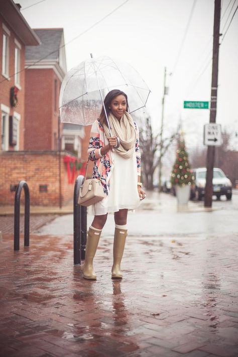 This outfit is perfect for a rainy day. The golden rain boots look spectacular. How To Wear Rain Boots, Duck Boots Outfit, Rain Boot Outfit, Rainy Day Outfit For Work, Hunter Boots Outfit, Rainy Spring, Rain Outfit, Rainy Day Fashion, Stylist Outfit