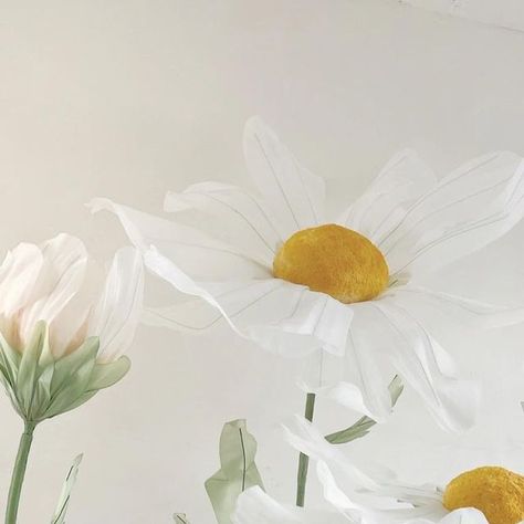 Zoi Decorative Design on Instagram: "White organza Daisy! A set of giant organza daisies!#Artificialflowers #giant flower#wedding #party #Window display#peony #peonyflower #paperflowers#organza#eva#mall #daisy" Giant Flower Wedding, Giant Flowers Wedding, T Party, Organza Flowers, Instagram White, Giant Flowers, Childrens Birthday Party, Garden Theme, Decorative Design