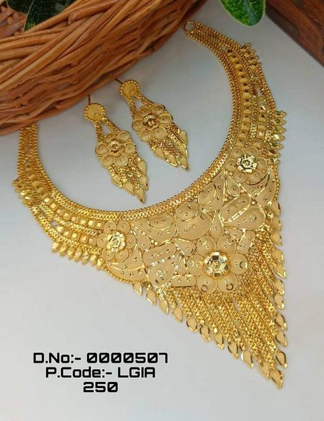 New Gold Jewellery Designs, Gold Jewellry, Gold Bridal Jewellery Sets, Gold Jewelry Sets, Real Gold Jewelry, Bridal Blouse Designs, Gold Necklace Designs, Gold Earrings Designs, Gold Jewellery Design