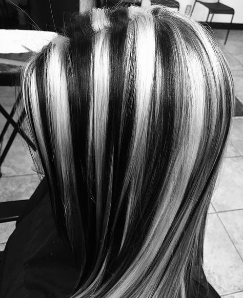 White And Black Skunk Hair, Silver And Black Hair Highlights, Black And Silver Skunk Hair, Skunk Hair Black And White, Grey Chunky Highlights, Chunky Black Highlights, Black And White Chunky Highlights, Black And Blonde Chunky Highlights, Black Streaks In Blonde Hair