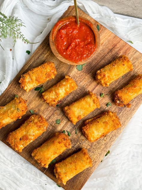 Crispy Fried Lasagna Rolls Crispy Lasagna Rolls, Deep Fried Lasagna Rolls, Fried Lasagna Rolls, Lasagna Appetizer, Deep Fried Lasagna, Crispy Lasagna, Spinach Alfredo Sauce, Fried Lasagna, Lasagna Rolls Recipe