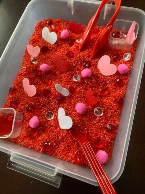 Themed sensory play bin for toddlers Baby Valentines Activities, Sensory Bin Valentines Day, Valentine Sensory Table, Valentine’s Day Dramatic Play, Valentines Day Eyfs, Valentines Day Toddler Activities, February Sensory Bin Ideas, Valentines Sensory Activities, Valentines Day Daycare