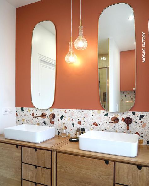 Salle de bain terrazzo Terracotta Bathroom, White Terrazzo, Saint George, Bathroom Style, Bathroom Inspiration, Versailles, Vintage House, Bathrooms, Home Diy