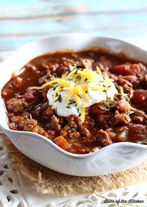 This Slow Cooker Chili is a family favorite. It's warm and hearty on a chilly night, and tastes great paired with a big, buttery hunk of cornbread. Three Bean Turkey Chili, Best Easy Chili Recipe, Food Substitutes, Slow Cooker Chili Recipe, Meat Chili, Easy Chili, Chili Recipe Easy, Slow Cooker Chili, Beef Chili