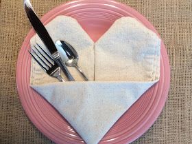 Diy Paper Napkin Folding, Napkin Ring Folding, Fold A Napkin, Hart Shape, Valentine Dinner Party, Napkin Folding Ideas, Valentine Flower Arrangements, Easy Napkin Folding, Cloth Napkin Folding