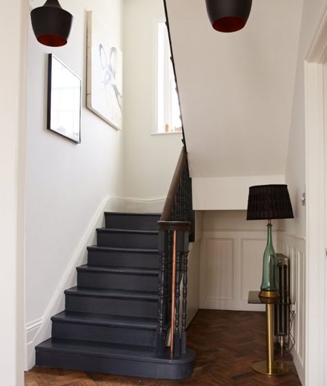 Parquet Chevron, Stairs Renovation, Painted Staircases, Black Stairs, Hallway Inspiration, Staircase Makeover, Hallway Designs, Painted Stairs, Wooden Stairs