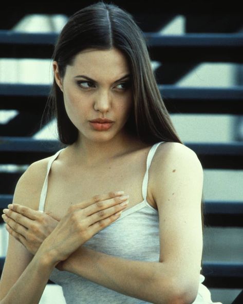 Her hands seem carved by Gods #AngelinaJolie Angelina Jolie Young, Elias Koteas, Angelina Jolie 90s, Crazy Women, Angelina Jolie, Belleza Natural, I'm Happy, American Actress, Camisole Top