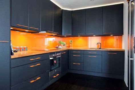 Penthouse Apartment in Malmo, Sweden Black Kitchen Furniture, Modern Konyhatervezés, Unique Kitchen Design, Серая Кухня, Housing Ideas, Kitchen Modular, Kabinet Dapur, Black Appliances, Orange Kitchen