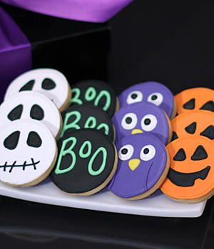 Halloween Decorated Cookies, Halloween Biscuits, Galletas Halloween, Halloween Sugar Cookies Decorated, Postres Halloween, Halloween Cookie Recipes, Halloween Cookies Decorated, Halloween Sugar Cookies, Halloween Cookie