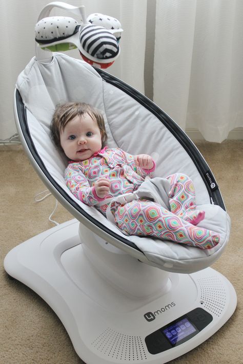 4moms mamaRoo review - this thing is an ABSOLUTE must have!!! Baby Things You Need, Mamaroo 4moms, Baby Stuff Must Have, 4moms Mamaroo, Baby Gadgets, Baby Necessities, Baby Swings, Baby Must Haves, Everything Baby