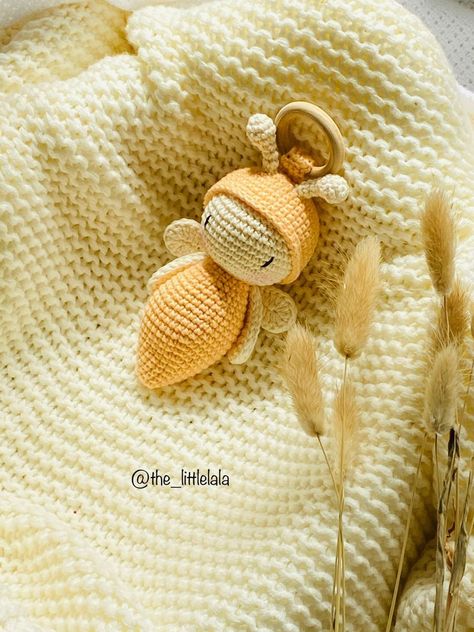 Crochet Nursery Decor, Crochet Baby Projects, Crochet Quote, Doll Amigurumi Free Pattern, Diy Crafts Love, Crochet Bee, Crochet Teddy, Newborn Crochet, Fun Crochet Projects