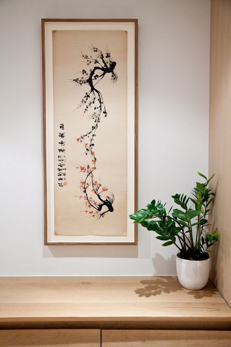 Japanese Scrolls in the house. Want. Here, a scroll next to a ZZ plant. Japanese Wall Scroll, Diy Japanese Decor, Japanese Decor Ideas, Japanese Bedroom Decor, Japanese Frame, Japanese Bedroom Ideas, Sumie Painting, Japanese Inspired Bedroom, Japan Room