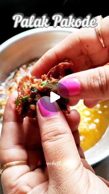 Renuka Salunke on Instagram: "Palak Pakode 🔥 
Ingredients 👇 
Palak / Spinach - washed and chopped 
Onion - 1 to 2 ( chopped )
Besan / Gram Flour - 1 Cup 
Rice flour - 1/4 Cup 
Green chilli - 4 ( chopped )
Curry leaves - chopped 
Ginger 
Chilli powder - 1 tbsp 
Salt to taste 
Cumin powder - 1 tbsp 
Chilli flakes - optional 
Carom powder - half tbsp 
Baking soda - pinch 
Coriander leaves 
Water - 1/4 Cup 
Oil for frying 
.
.
.
.
.
For more food updates 
Follow 👣 👉 @homecheff_renu
.
.
.
.
.
.
Like share comments and save for later 🤗 
.
.
.
.
.
.
#pakode #pakoda #palak #spinach #recipe #reels #trending #food #explore #homecheff_renu" Palak Pakoda Recipe, Trending Food, Spinach Recipe, Gram Flour, Coriander Leaves, Green Chilli, Chilli Flakes, Frying Oil, Curry Leaves