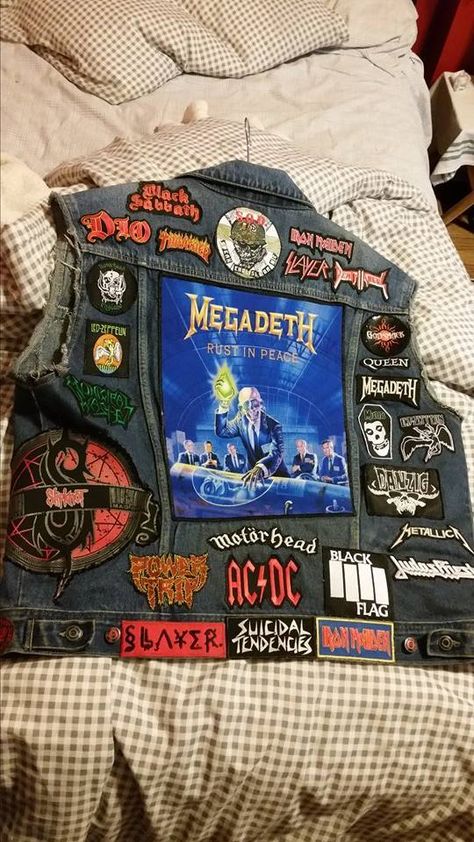 Patch Ideas Inspiration, Battle Vest Ideas, Battle Jackets, Battle Vest, Punk Fashion Diy, Vest Patches, Estilo Harajuku, Jacket Ideas, Battle Jacket