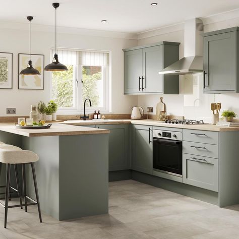 Witney Reed Green Reed Green Kitchens, Reed Green Kitchen, Matt Green Kitchen, Alpine Kitchen, Green Shaker Kitchen, Howdens Kitchen, Green Kitchen Ideas, Traditional Kitchen Designs, Green Kitchens