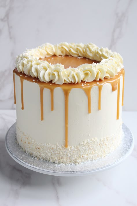 Caramel Cake Design Ideas, Birthday Cake Caramel, Caramel Cake Decoration, Chocolate Banana Cupcakes, Wedding Cake Tasting, Flavour Combinations, Jelly Sweets, Cocoa Cake, Drip Drip