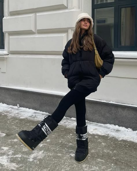 Black Moon Boots Outfit, Low Moon Boots, Black Moon Boots, Moon Boots Outfit, Winter Boots Outfits, Simple Scarf, Black Moon, Trending Boots, Moon Boots