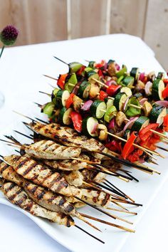 Backyard Bbq Food, Fruit Kabob, Birthday Dinner Menu, Barbecue Wedding, Garden Party Recipes, Summer Food Party, Outdoor Dinner Parties, Dinner Party Summer, Dinner Party Menu