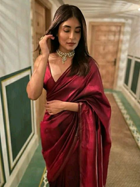 Silk Saare Look, Kritika Kamra Saree, Sari Pic, Homecoming Saree, Burgundy Saree, Kritika Kamra, Kerala Saree Blouse Designs, Saree Styling, Satin Silk Saree