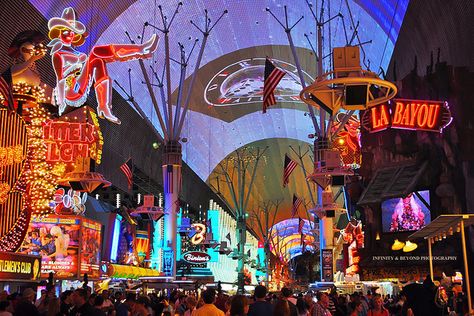 Fremont Street Experience, Las Vegas Freemont Street, Fremont Street Experience, Vegas Baby, Night City, City Style, Oh The Places Youll Go, Night Time, Street Food, Night Life