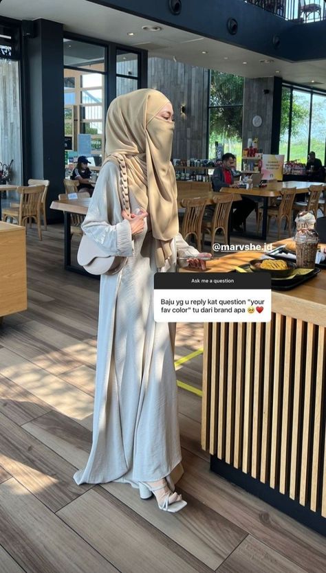 Niqab Outfit Street Styles, Umrah Outfit, Umroh Outfit, Niqab Fashion Style, Niqab Outfit, Ootd Hijab Pantai, Hijab Kondangan, Bus Mod, Jeans Hijab