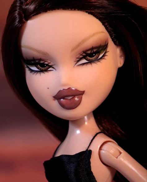 Goth Bratz Aesthetic, Bratz Doll Lips, Makeup Bratz, Bratz Doll Makeup, Black Bratz Doll, Bratz Doll Outfits, Glossy Eyes, Brat Doll, Face Art Makeup