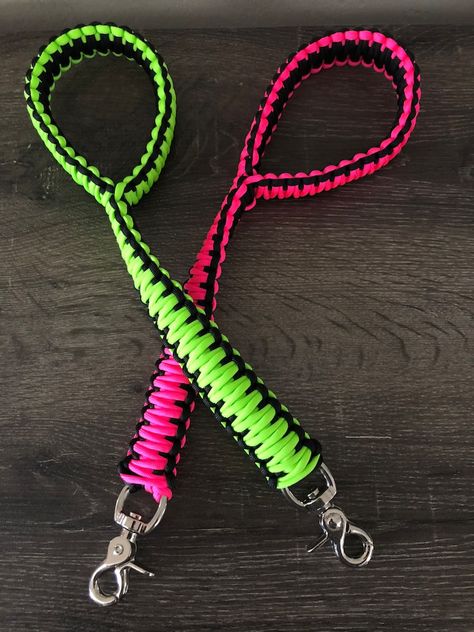 Paracord Dog Leash Tutorial, Paracord Projects Diy, Paracord Dog Leash, Cobra Weave, Paracord Bracelet Patterns, Diy Dog Collar, Paracord Bracelet Diy, Paracord Dog Collars, Paracord Diy