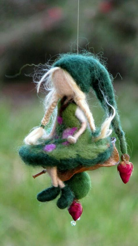 Aug 8, 2018 - This Pin was discovered by Annie may vintage. Discover (and save!) your own Pins on Pinterest Fairy Flying, Felt Spring, Fairies Flying, Needle Felted Ornaments, Needle Felted Art, Needle Felting Diy, Needle Felted Christmas, Spring Fairy, Felt Fairy