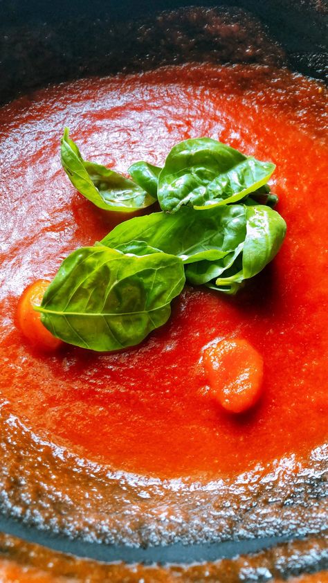 Homemade Passata Recipe, Passata Recipes, Passata Sauce, Make Pizza Sauce, Tomato Pizza Sauce, Tomato Pizza, Mozzarella Pizza, Broccoli Stems, Types Of Pizza