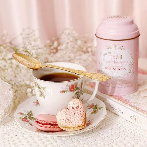 Heart Shaped Macarons, Shaped Macarons, Pink Tea Set, Peggy Porschen, Fancy Cup, Chic French Style, Macaron Cookies, Pink Tea, Pink Photo