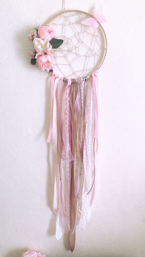 DIY boho chic Dream catcher made with ribbons, laces and beautiful flowers. Ribbon Dream Catcher Diy, Ribbon Dream Catcher, Crafts Room, Diy Boho, Dream Catcher Diy, Diy Crafts Room Decor, Boho Diy, Dreamcatchers, Dream Catchers