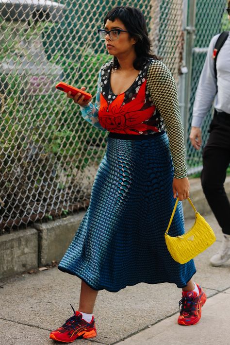 Colorful Urban Fashion, Bold Colors Outfits, Eclectic Outfits, Street Vibes, Gender Fluid Fashion, New York Fashion Week Street Style, Street Style Trends, The Best Street Style, Urban Street Style