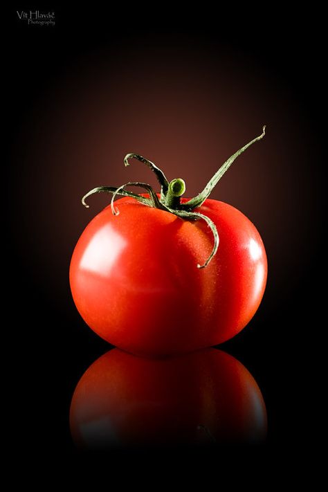 Tomato by Vít Hlaváč | via 500px: in category Food ift.tt/Sw… | Flickr Tomato Still Life Photography, Tomato Reference Photo, Stil Life Photography, Tomato Pictures, Tomatoes Photography, Tomato Photography, Tomato Slice, Food References, Macro Photography Nature