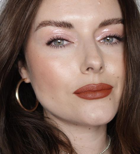 A look I could happily wear daily • Burnt orange lips... glossy lids! Li Orange Lipstick Makeup, Burnt Orange Lipstick, Retro Makeup Looks, Katie Jane Hughes, White Lipstick, Glossy Lids, Green Lipstick, Ultra Beauty, Orange Lipstick