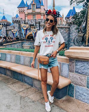 Disney Works Outfits, Disney Park Outfit Spring, Disney World Outfits Women Summer, Disneyland Outfit Ideas Summer, Mom Disney Outfit Summer, Disney Summer Outfits Women, Minnie Ears Outfit, Spring Disney Outfits, Disney Day Outfits