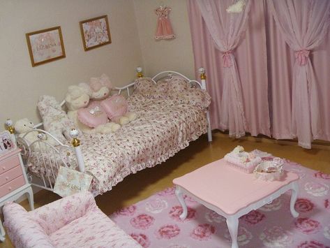 Kawaii Daybed, Bedroom Kawaii, Kawaii Bedroom, Floral Bedroom, Cute Bedroom Decor, Cute Room Ideas, Pretty Room, Dreamy Room, Kawaii Room