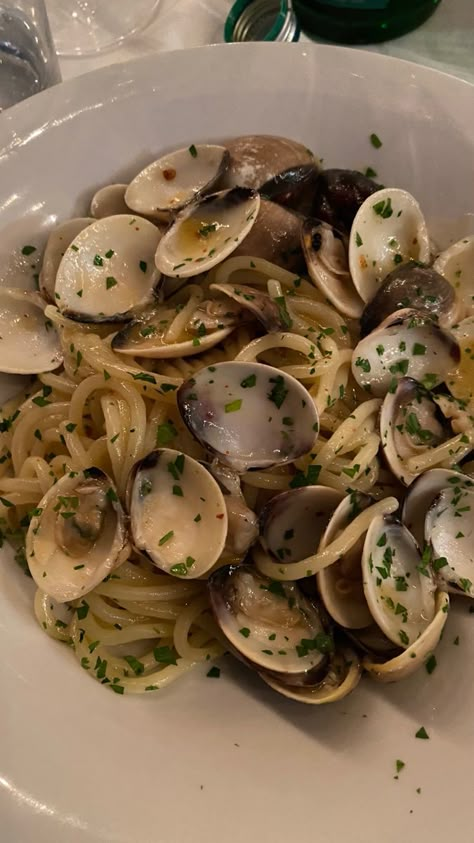 Spaghetti Al Vongole, Spaghetti Aesthetic Food, Rustic Italian Food, Pasta Restaurant Aesthetic, Vongole Pasta Recipe, Italian Cuisine Aesthetic, Italian Pasta Aesthetic, Spaghetti Aesthetic, Cibo Aesthetic