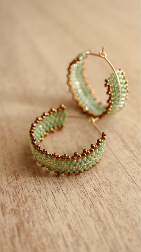 Brick stitch hoop earrings ~ Full Tutorial ✨ Beaded Wire Hoop Earrings, Seed Bead Jewelry Tutorials Earrings, Diy Seed Bead Hoop Earrings Tutorials, Diy Beaded Hoop Earrings, Handmade Earrings With Beads, Diy Jewelry Tutorials Step By Step, Beads Hoop Earrings, Beading Earrings Tutorials, Seed Bead Projects Ideas